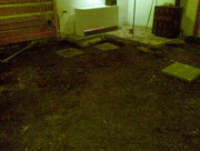 Dřevěná podlaha stanice Horské Služby Dvoračky před rekonstrukcí
